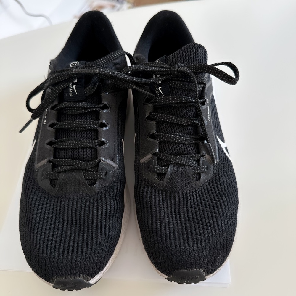Nike Women’s Pegasus 40 Running Shoes size 8